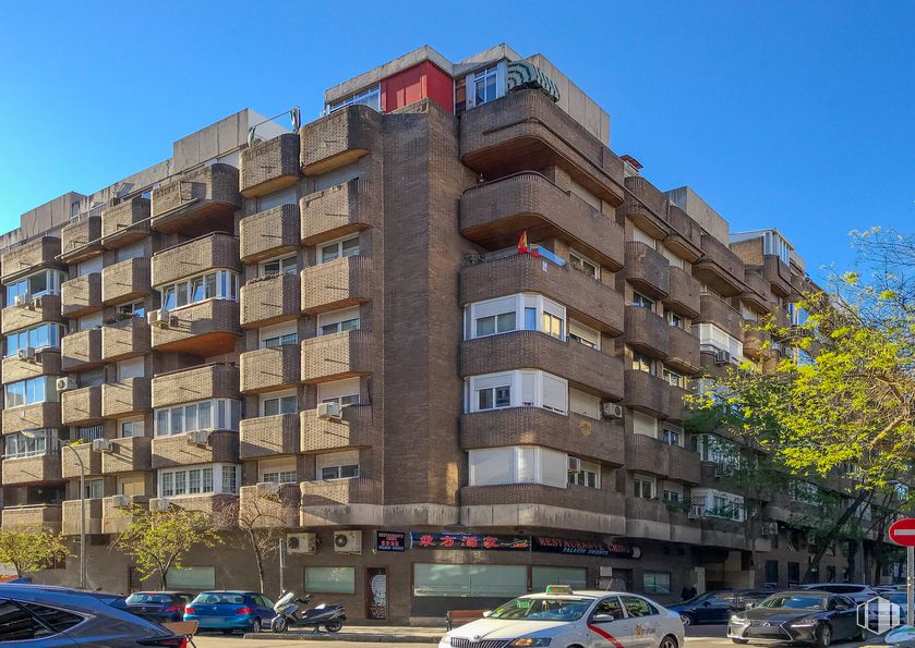 Office for rent at Calle Espronceda, 40, Chamberí, Madrid, 28003 with car, building, sky, tire, wheel, land vehicle, property, vehicle, window and blue around