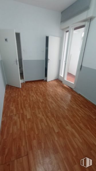 Oficina en alquiler en Calle Alcalá, San Blas - Canillejas, Madrid, 28022 con puerta, marrón, accesorio, madera, suelos, suelo, tinte para madera, propiedad material, suelo laminado y madera dura alrededor