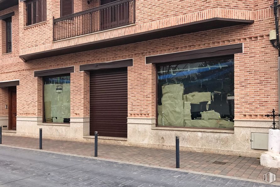 Retail for rent at Calle Santo Y Soledad, 14, La Puebla de Montalbán, Toledo, 45516 with window, building, door, brick, wood, road surface, brickwork, neighbourhood, residential area and shade around