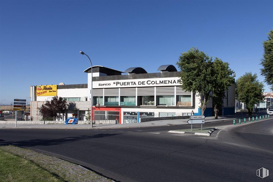 Retail for sale at Calle Tomillo, Colmenar Viejo, Madrid, 28770 with building, sky, tree, asphalt, road surface, facade, road, commercial building, gas and tar around