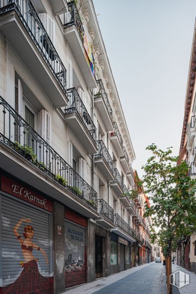 Local en alquiler en Calle Libertad, Centro, Madrid, 28004 con edificio, persona, propiedad, ventana, cielo, diseño urbano, superficie de la carretera, barrio, zona residencial y bienes raíces alrededor