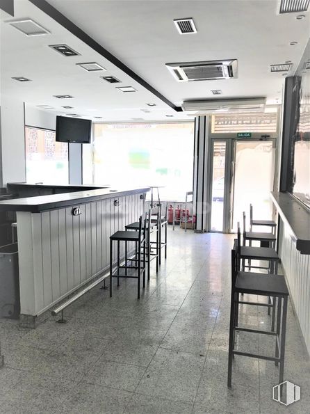 Retail for rent at Centro urbano, Talavera de la Reina, Toledo, 45600 with chair, furniture, fixture, building, flooring, floor, table, ceiling, plant and glass around