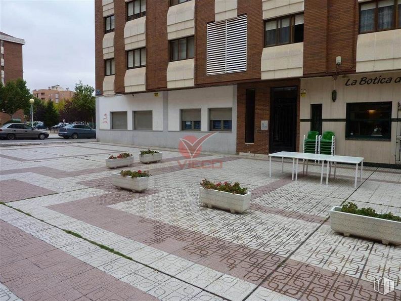 Retail for sale at Zona Segundo Pastor, Cuenca, 16004 with building, houseplant, flowerpot, window, plant, property, road surface, urban design, floor and flooring around