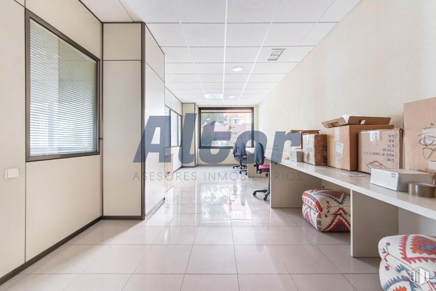 Retail for sale at Calle Rocinante, Fuencarral - El Pardo, Madrid, 28034 with window blind, window, building, interior design, architecture, flooring, automotive design, hall, ceiling and shelf around