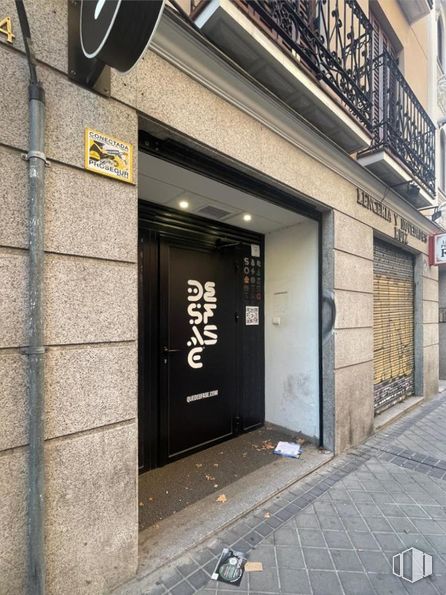 Local en venta en Zona Palos de la Frontera, Arganzuela, Madrid, 28045 con puerta, edificio, fachada, ladrillo, superficie de la carretera, acera, fuente, ciudad, carretera y neumático de automoción alrededor