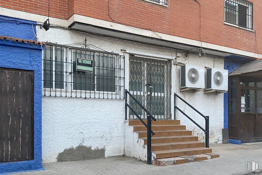 Local en alquiler y venta en Calle Iglesia, 14, Villaconejos, Madrid, 28360 con ventana, puerta, accesorio, azul, madera, escaleras, barrio, pared, propiedad material y superficie de la carretera alrededor