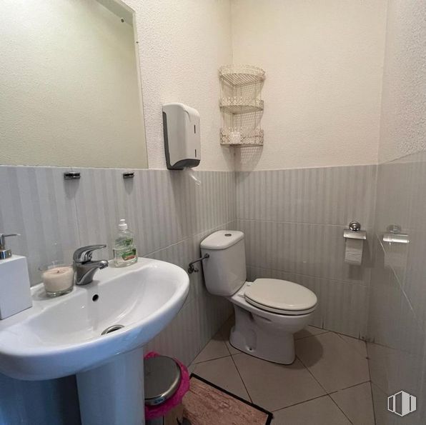 Retail for sale at Calle Alcalá, Ciudad Lineal, Madrid, 28027 with toilet, sink, mirror, property, plumbing fixture, purple, bathroom, bathroom sink, black and tap around