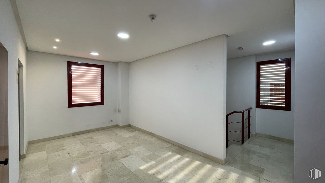 Oficina en alquiler y venta en Avenida Italia, 10, Coslada, Madrid, 28820 con persiana de la ventana, propiedad, accesorio, alumbrado, ventana, madera, sombra, diseño de interiores, piso y pasillo alrededor