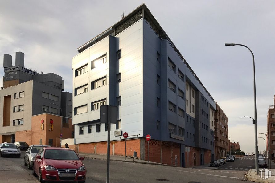 Retail for rent at Calle Mago de Oz, 1, Guadalajara, 19005 with car, building, street light, sky, window, vehicle, tire, vehicle registration plate, wheel and cloud around