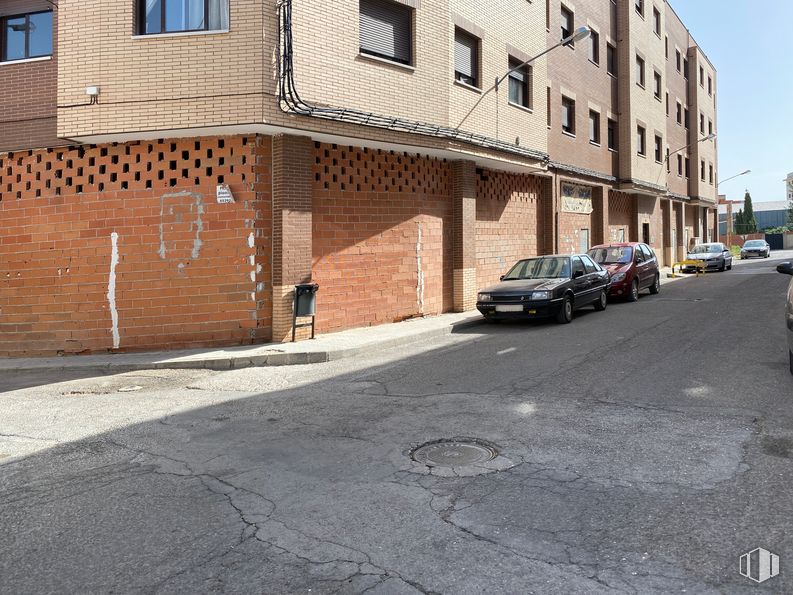 Retail for sale at Calle Mayor Villar, Ocaña, Toledo, 45300 with car, window, building, tire, wheel, road surface, vehicle, asphalt, sky and facade around