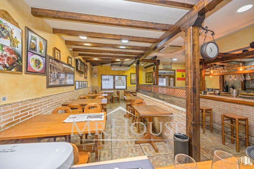 Retail for sale at Calle Dos Amigos, Parla, Madrid, 28980 with picture frame, table, interior design, furniture, restaurant, wood stain, ceiling, chair, kitchen & dining room table and hardwood around