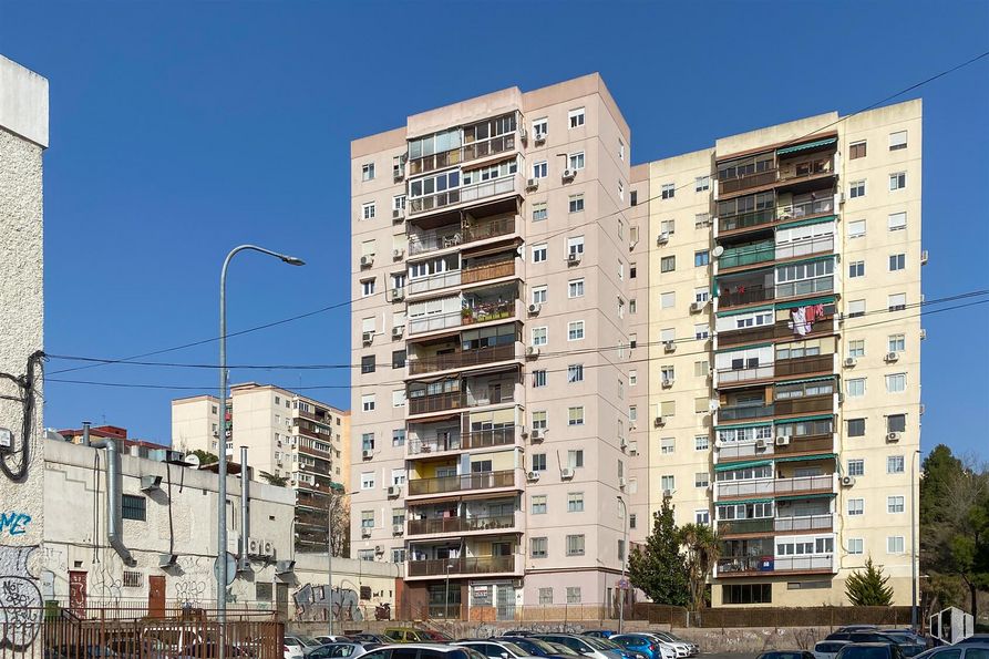 Retail for sale at Calle Venezuela, 23, Coslada, Madrid, 28820 with building, sky, daytime, window, urban design, tower block, condominium, vehicle, material property and facade around