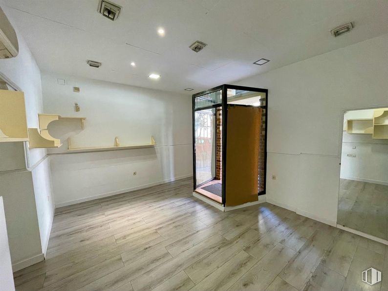 Local en alquiler en Calle Santiago, Alcalá de Henares, Madrid, 28801 con accesorio, hall, madera, edificio, suelo, suelos, puerta, tinte para madera, madera dura y suelo laminado alrededor