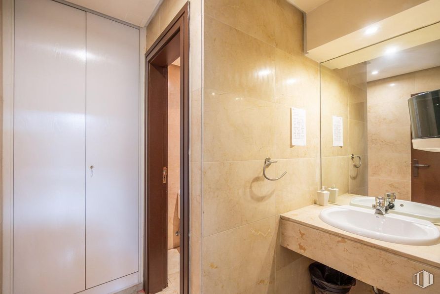 Office for sale at Zona Auditorio, Las Rozas de Madrid, Madrid, 28230 with sink, countertop, flooring, interior design, floor, plumbing fixture, bathroom sink, room, plumbing and tap around