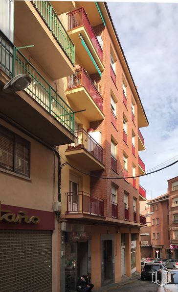 Local en alquiler en Calle Miraflores, Segovia, 40005 con ventana, edificio, coche, propiedad, rueda, neumático, cielo, nube, arquitectura y vehículo alrededor