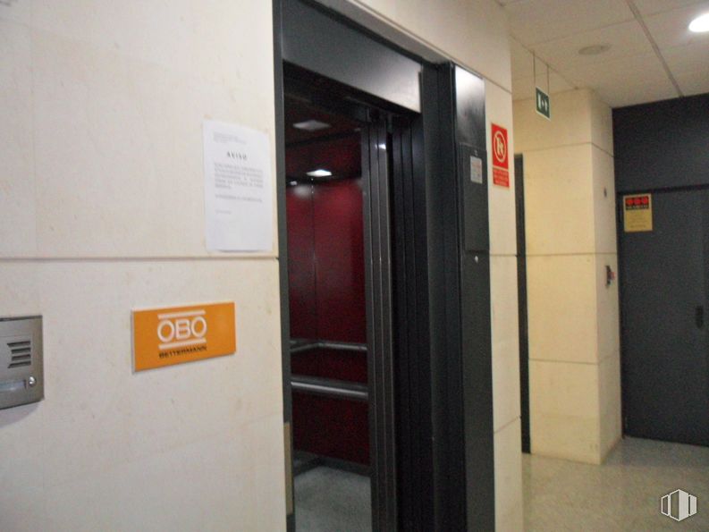 Office for rent at Edificio 1B (22-B), Calle Casas de Miravete, 22-24, Villa de Vallecas, Madrid, 28031 with flooring, floor, elevator, tile flooring, transparency and cleanliness around