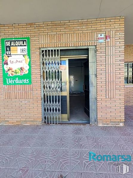 Retail for rent at Plaza Calderón de la Barca, Segovia, 40004 with window, fixture, door, wood, gas, brick, facade, road surface, brickwork and composite material around