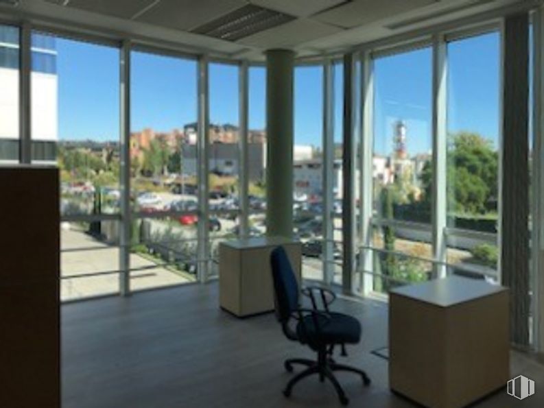 Oficina en alquiler en Edificio Oficant, Ronda Poniente, 15, Tres Cantos, Madrid, 28760 con silla, mesa, edificio, mueble, accesorio, cielo, ventana, interiorismo, sombra y puerta alrededor