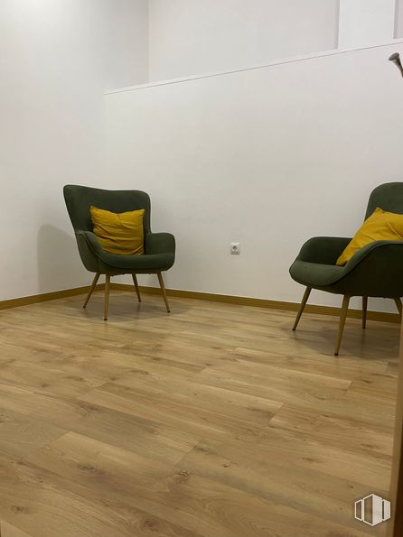 Oficina en alquiler en Calle Monasterio de Caaveiro, 13 , Fuencarral - El Pardo, Madrid, 28049 con silla, cojín, mueble, confort, madera, interiorismo, suelos, suelo, madera dura y suelo laminado alrededor