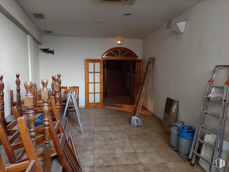 Local en venta en Avenida Portugal, Toledo, 45005 con escalera, puerta, propiedad, madera, interiorismo, accesorio, suelo, suelos, madera dura y tinte para madera alrededor