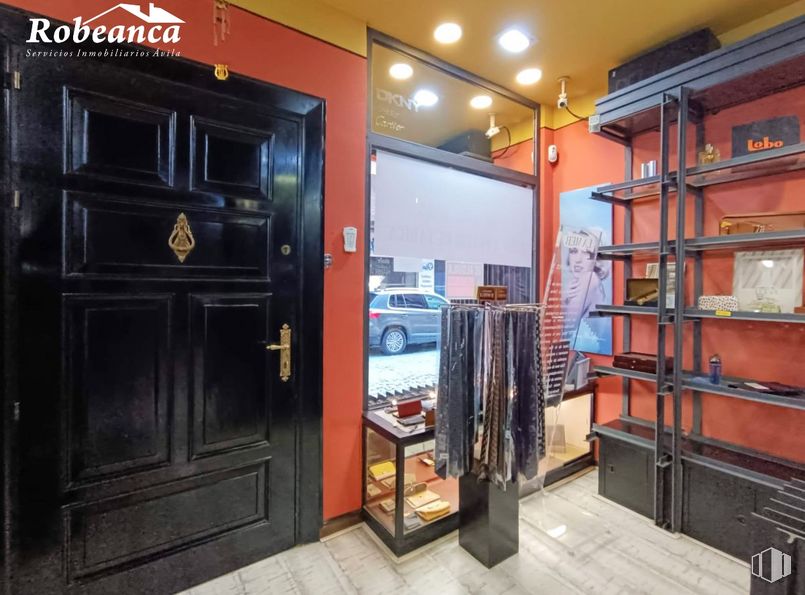 Retail for rent at Calle Doctor Fleming, Ávila, 05001 with door, building, shelf, wood, fixture, flooring, shelving, bookcase, publication and retail around