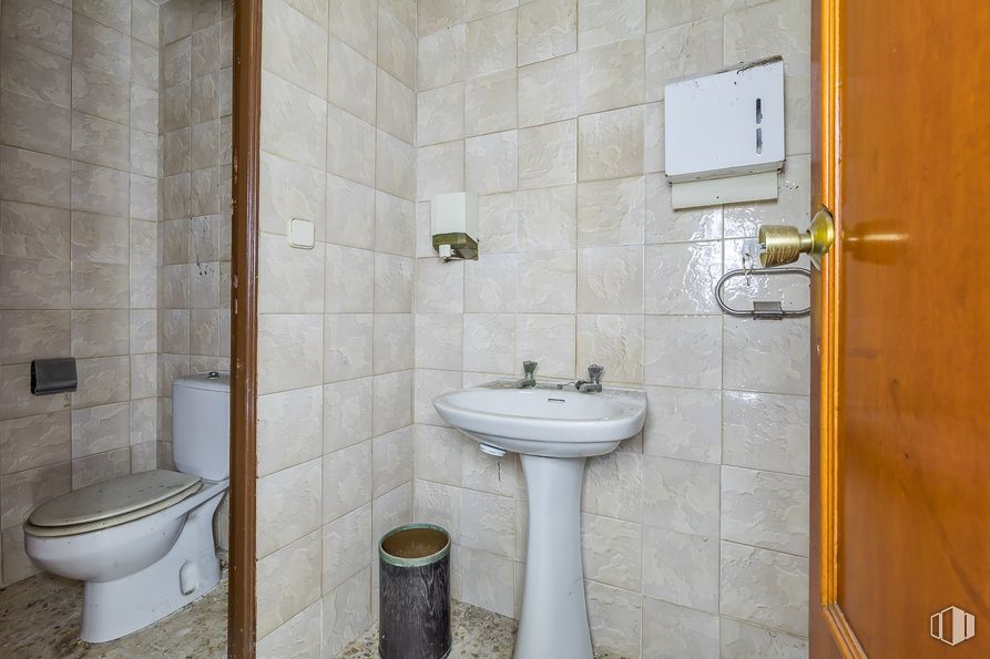 Local en venta en Calle Humanes, 3, Puente de Vallecas, Madrid, 28038 con inodoro, fregadero, accesorios de fontanería, grifo, propiedad, espejo, lavabo, cuarto de baño, morado y edificio alrededor