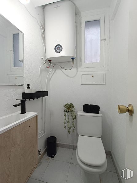 Retail for rent at Calle Blasco de Garay, Chamberí, Madrid, 28015 with toilet, window, toilet seat, plumbing fixture, bathroom, plumbing, room, tile, tap and sink around