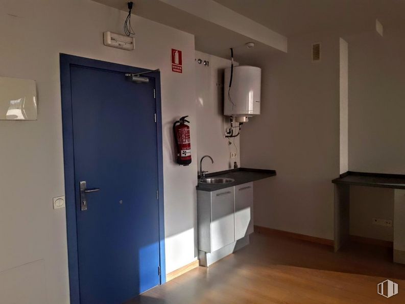 Oficina en alquiler y venta en Calle Albasanz, San Blas - Canillejas, Madrid, 28037 con puerta, ebanistería, edificio, accesorio, madera, casa, suelo, hardware para el hogar, asa y techo alrededor