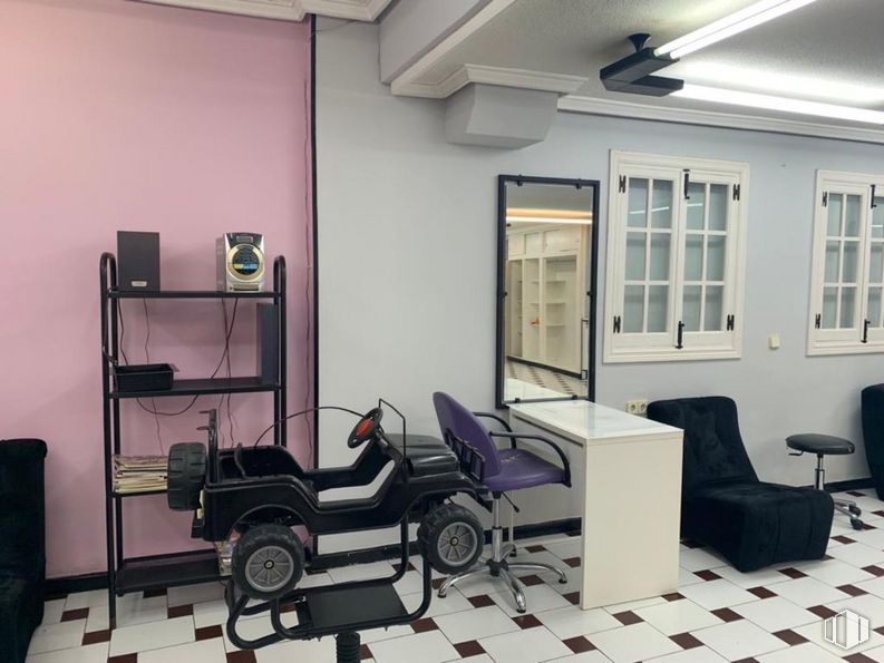 Retail for sale at Calle Ventura Rodríguez, 1, San Lorenzo de El Escorial, Madrid, 28200 with chair, tire, wheel, property, building, automotive design, automotive tire, window, architecture and interior design around