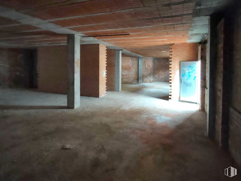 Retail for sale at Calle Carreteros, 9, Loeches, Madrid, 28890 with hall, wood, flooring, floor, ceiling, fixture, concrete, composite material, building material and city around