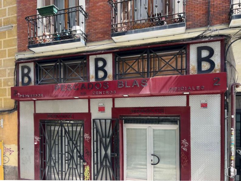 Retail for sale at Calle Don Felipe, Centro, Madrid, 28004 with door, window, fixture, building, font, wall, brick, real estate, facade and brickwork around