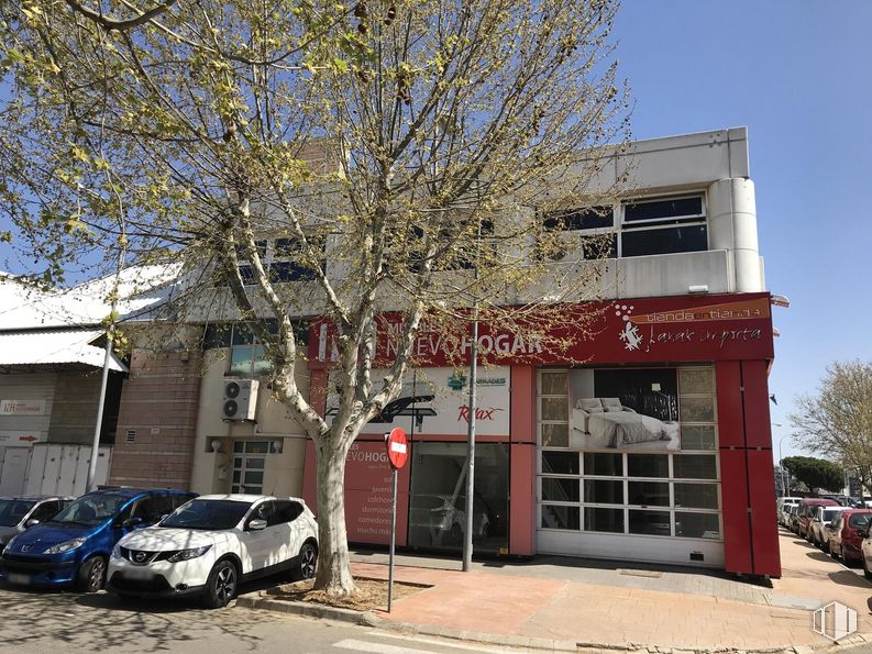 Office for rent at Vía Complutense, Alcalá de Henares, Madrid, 28805 with car, automotive parking light, land vehicle, sky, wheel, property, vehicle, tire, tree and motor vehicle around