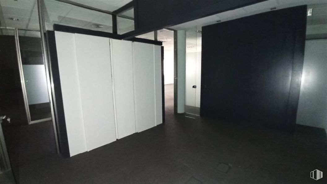 Office for sale at Calle Cólquide, Las Rozas de Madrid, Madrid, 28230 with wardrobe, fixture, floor, building, flooring, gas, ceiling, door, event and hall around