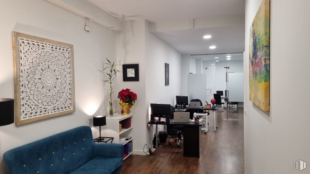 Retail for rent at Calle Segovia, 19, Centro, Madrid, 28005 with couch, picture frame, lighting, furniture, interior design, wall, flooring, floor, table and ceiling around