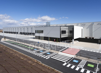 Industrial for rent at Polígono Ciudad del Transporte, Marchamalo, Guadalajara, 19004 with building, cloud, sky, window, asphalt, urban design, facade, city, parking and commercial building around