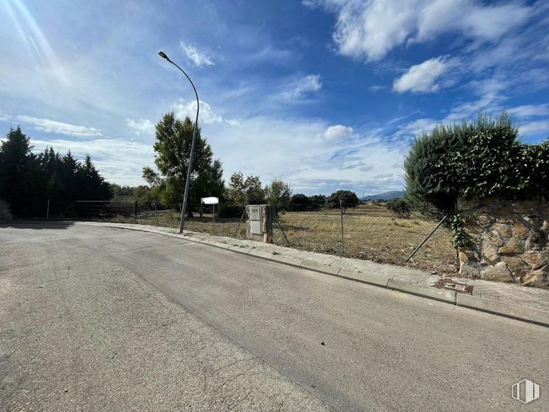 Suelo en venta en Calle Mar Egeo, 9, Galapagar, Madrid, 28260 con luz de la calle, cielo, superficie de la carretera, carretera, asfalto, vía pública, carril, alquitrán, poste y utilidad pública alrededor