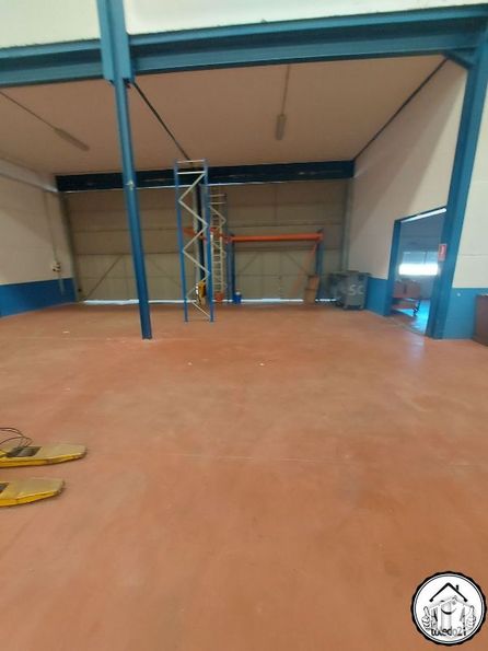 Industrial for sale at Camino Ciempozuelos, Seseña, Toledo, 45224 with skateboard, footwear, wood, floor, flooring, building, ladder, door, shade and ceiling around