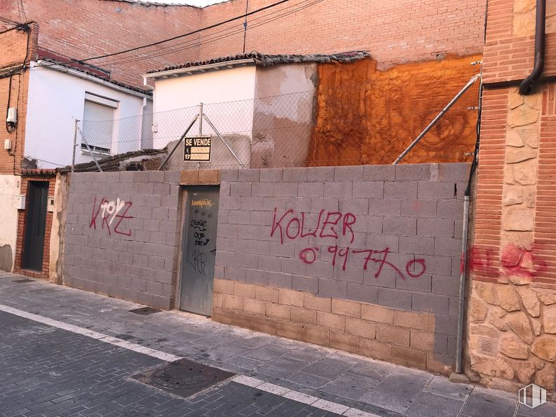 Land for sale at Calle Tomás Camarillo, 6, Guadalajara, 19005 with brown, window, brickwork, brick, road surface, asphalt, building, handwriting, wood and building material around