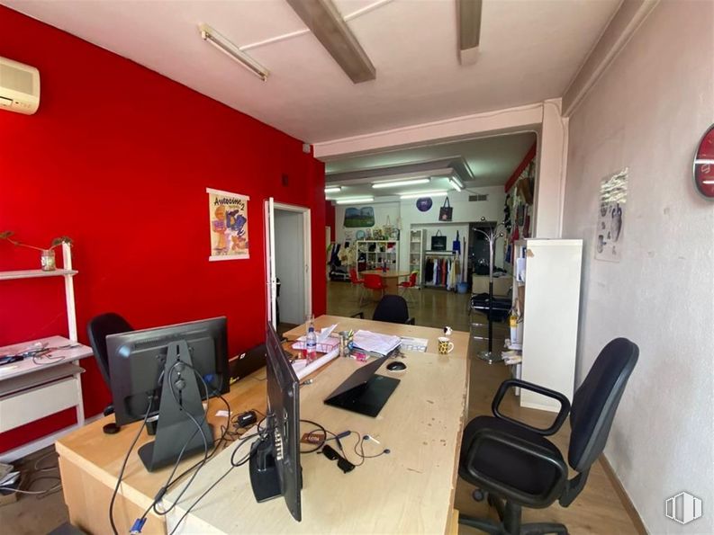 Oficina en venta en Zona Sol, Centro, Madrid, 28012 con silla, pantalla de ordenador, mesa, ordenador, ordenador personal, mueble, teclado del ordenador, escritorio, silla de oficina y escritorio del ordenador alrededor