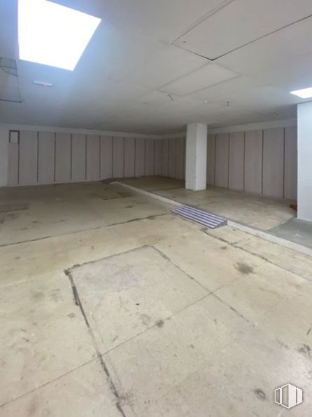 Local en alquiler en Calle Espada, Alcorcón, Madrid, 28921 con alumbrado, madera, pasillo, piso, suelo, superficie de carretera, asfalto, material compuesto, accesorio y madera alrededor