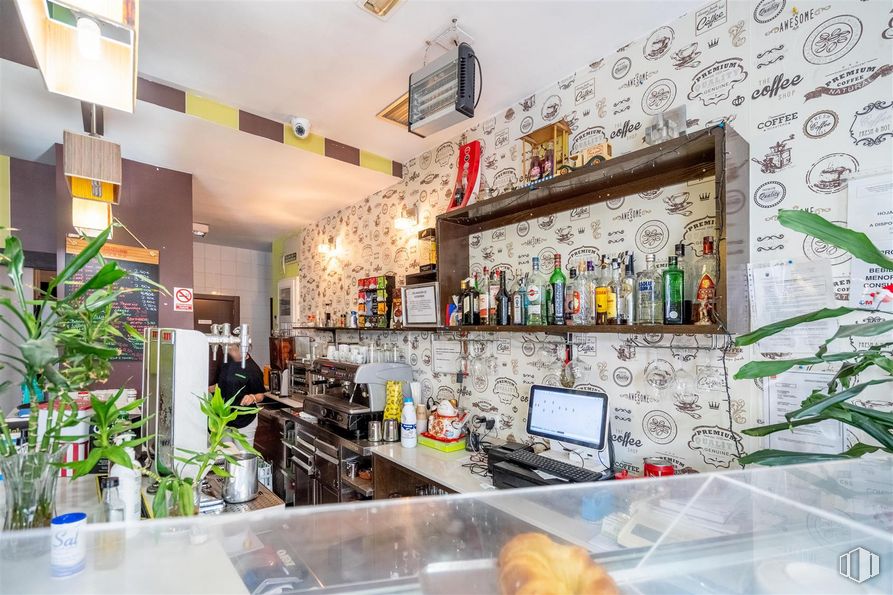 Local en venta en Calle Fuente Cisneros, Alcorcón, Madrid, 28922 con ordenador portatil, planta, mesa, marco, edificio, planta de interior, interiorismo, alumbrado, maceta y barware alrededor