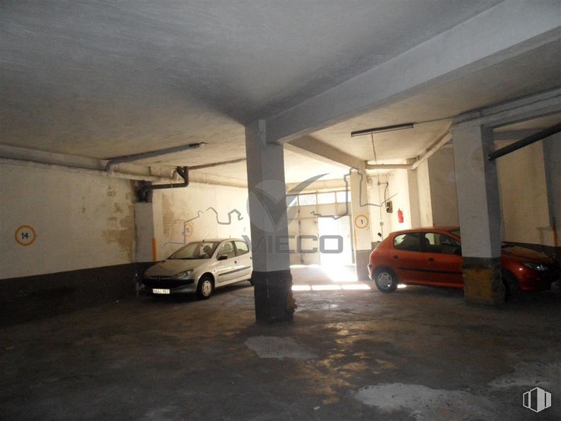 Retail for sale & for rent at Barrio Los Tiradores, Cuenca, 16001 with car, automotive parking light, wheel, tire, vehicle, automotive lighting, automotive design, motor vehicle, automotive tire and automotive tail & brake light around