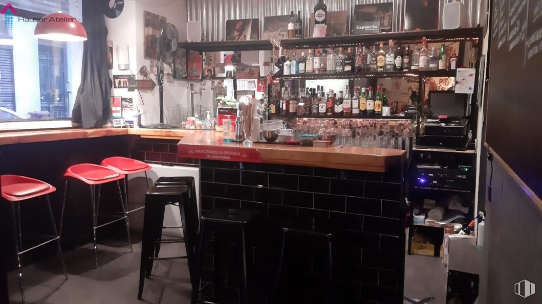 Local en alquiler en Zona Palacio, Centro, Madrid, 28005 con taburete, lámpara, alumbrado, establecimiento de bebidas, barware, taburete de bar, encimera, estante, estantería y botella alrededor