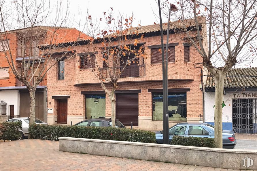 Retail for rent at Calle Santo Y Soledad, 14, La Puebla de Montalbán, Toledo, 45516 with car, window, building, plant, sky, property, vehicle, tree, house and brick around