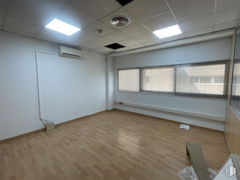 Nave en alquiler en Calle Avena, 24, Leganés, Madrid, 28914 con lámpara, alumbrado, edificio, ventana, madera, accesorio, interiorismo, casa, sombra y suelos alrededor