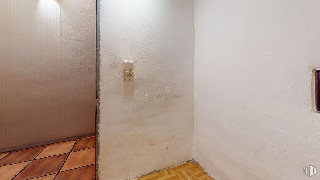 Local en alquiler y venta en Avenida Onu, Móstoles, Madrid, 28936 con madera, pavimentos, accesorio, madera, material compuesto, edificio, tinte para madera, puerta, gas y madera contrachapada alrededor