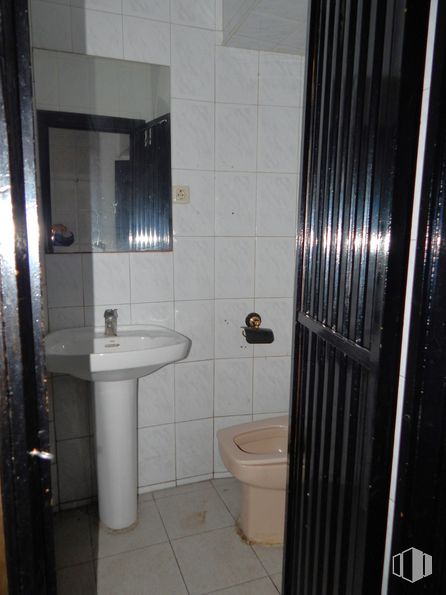 Retail for rent at Calle Juan Ángel Nebreda, 3, Ávila, 05005 with toilet, sink, property, plumbing fixture, building, bathroom, mirror, bathroom sink, purple and tap around