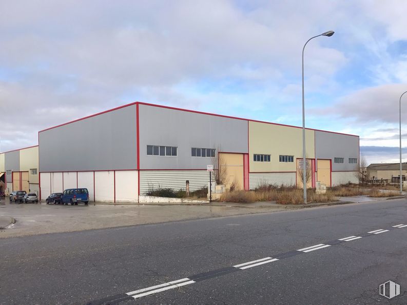 Industrial for sale & for rent at Avenida Segovia, Segovia, 40195 with building, sky, cloud, street light, asphalt, fixture, wall, residential area, real estate and commercial building around