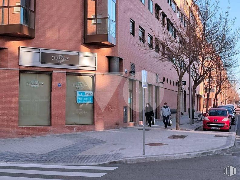 Local en alquiler en Calla Sofía, San Blas - Canillejas, Madrid, 28022 con coche, edificio, ventana, persona, rueda, neumático, vehículo, placa de matrícula del vehículo, superficie de carretera y árbol alrededor