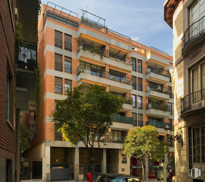 Oficina en alquiler y venta en Calle Noblejas, 2, Centro, Madrid, 28013 con edificio, cielo, ventana, diseño urbano, bloque de pisos, condominio, árbol, barrio, vehículo y rueda alrededor